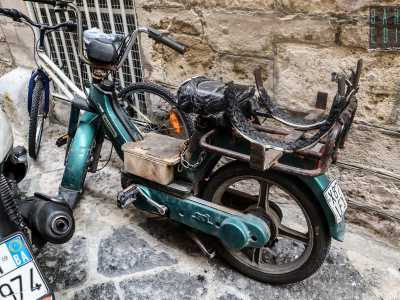...solo in seguito si dot� di un motorino: un mezzo che ancora conservo fuori dal locale� 